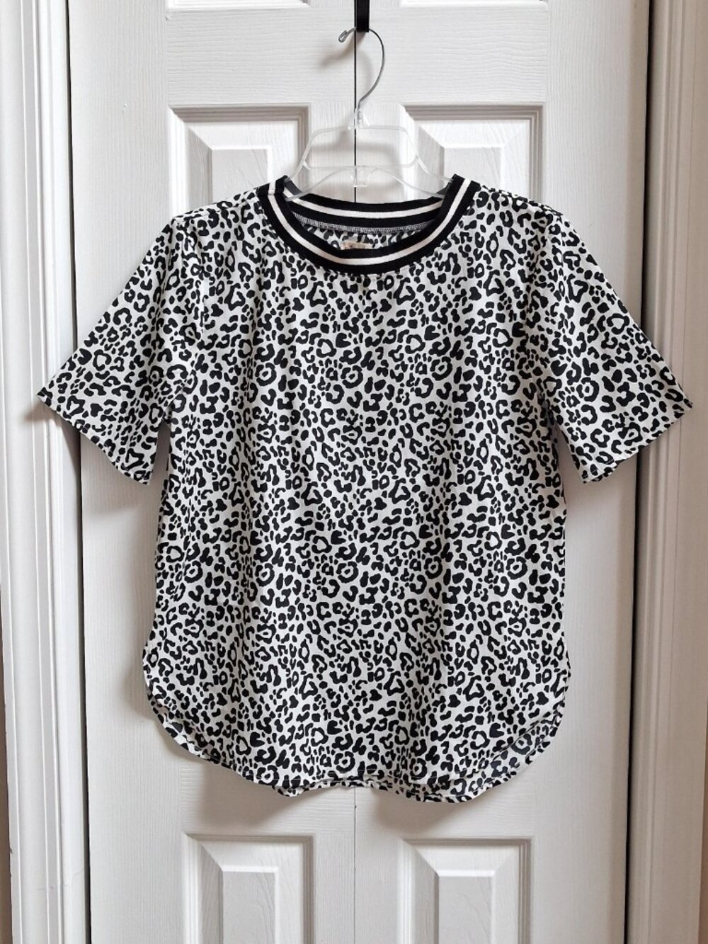 HOLLISTER Black/White Leopard Print Crew Neck Short Sleeve Top sz S